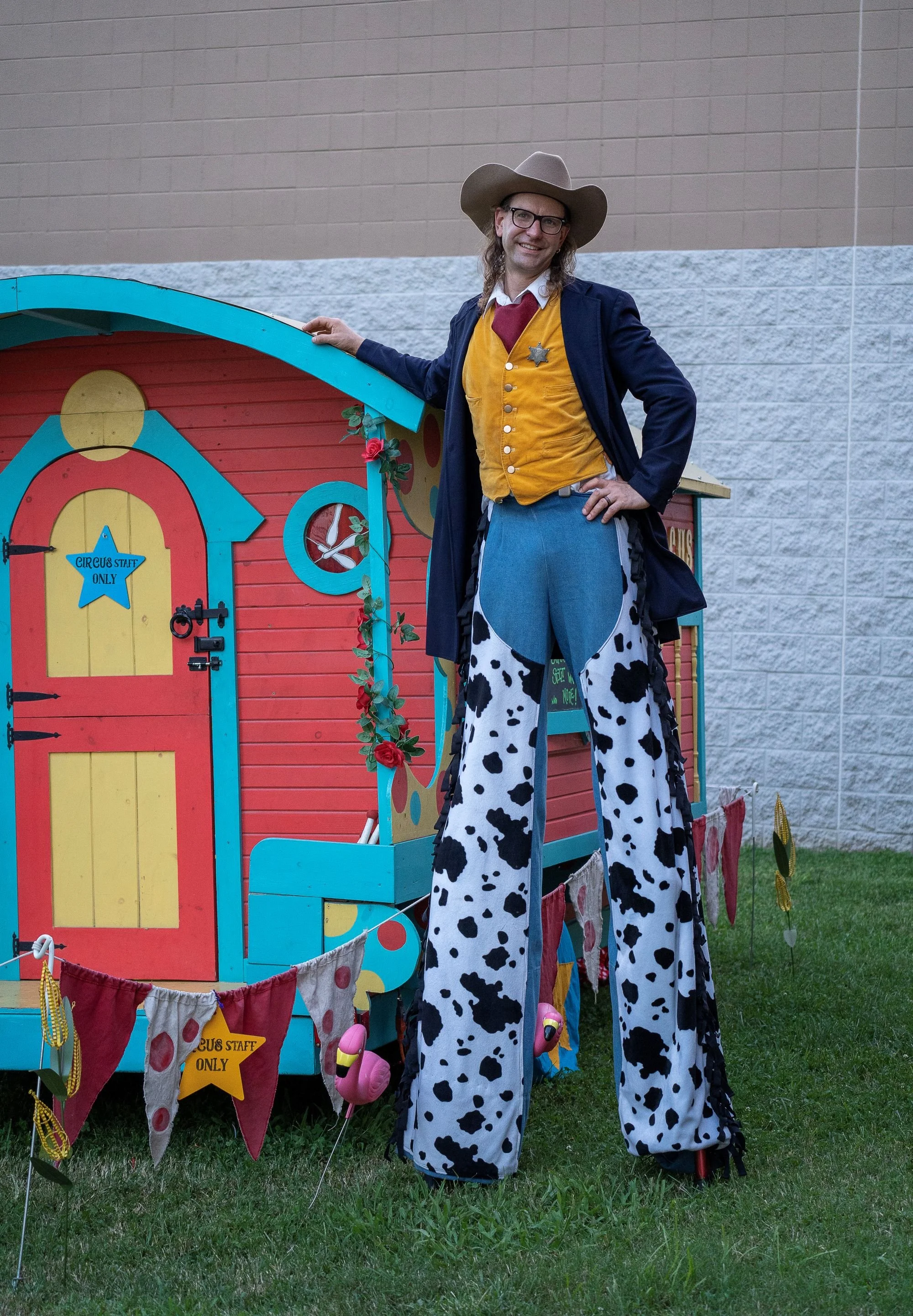 d - Strolling - Cowboy Stilts Wagon Promo - 01 - Reduced.jpg