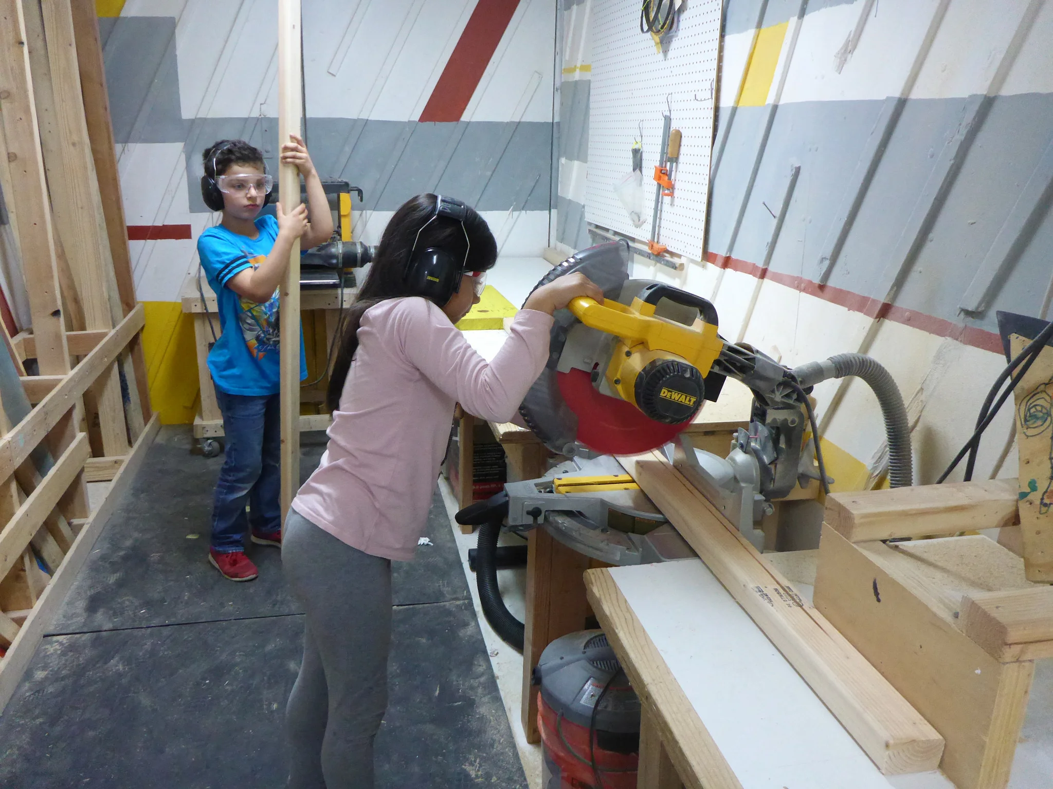 Maite and Luca trade off making cuts for the track to keep everything moving along.