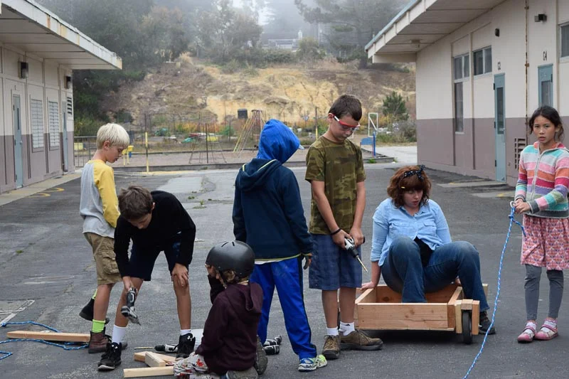 he Piki team figures out how to pull the cart with rope