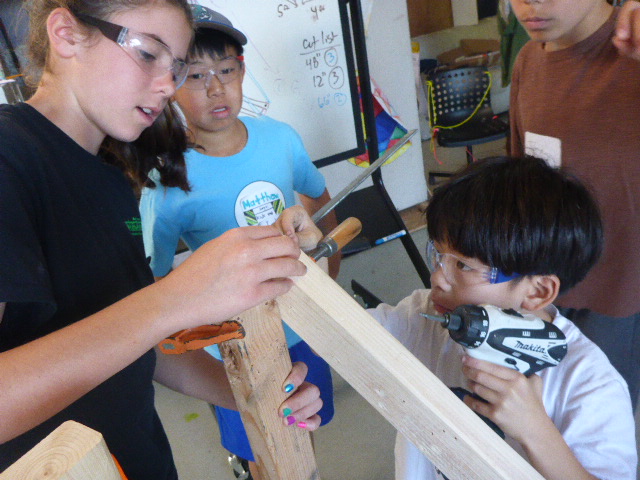 More great teamwork from the ramp team: Lena helps Ronin line up a screw to drive in. 