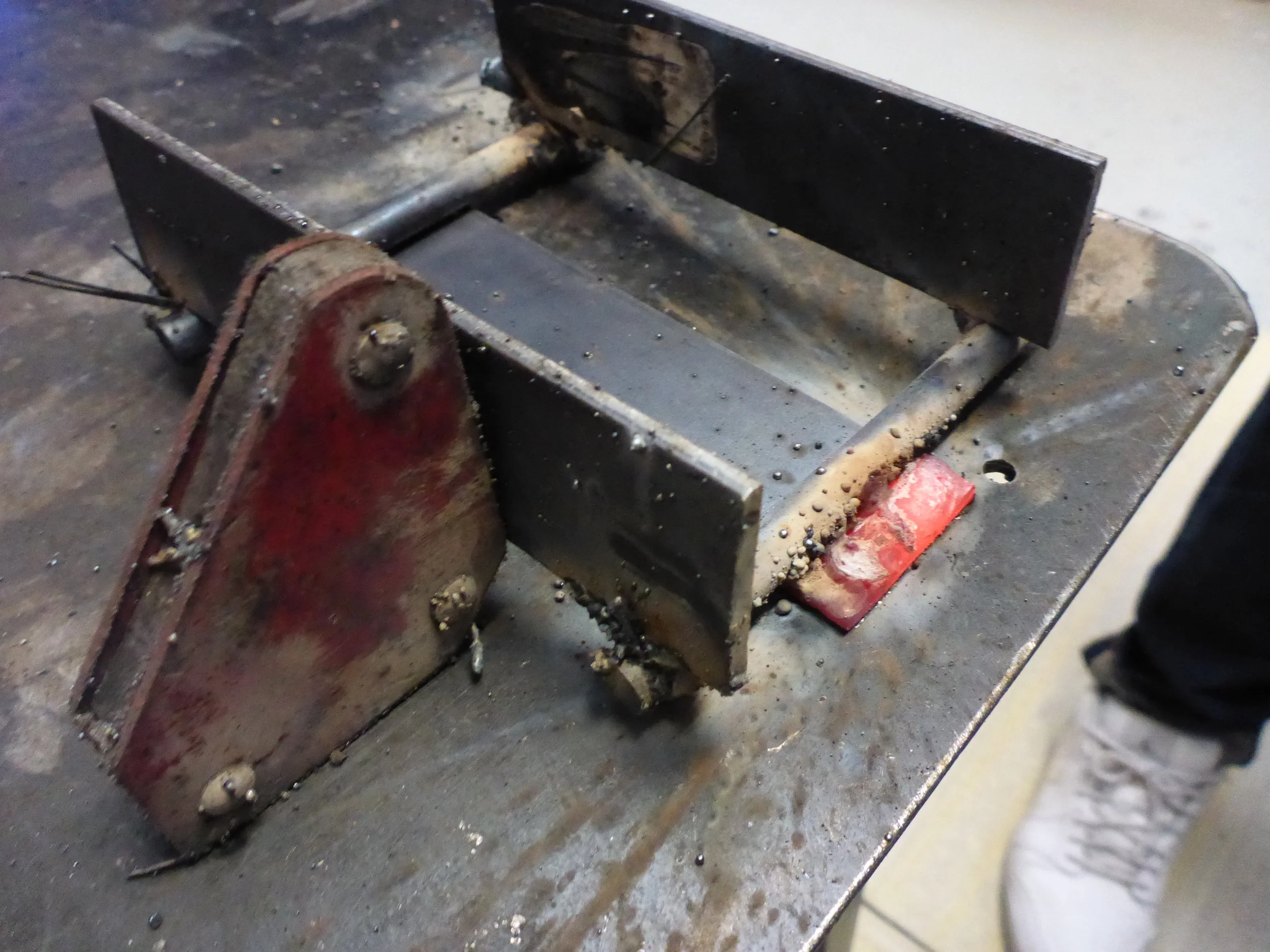 Magnets hold to pieces of flat bar on top of 1/2" round stock.
