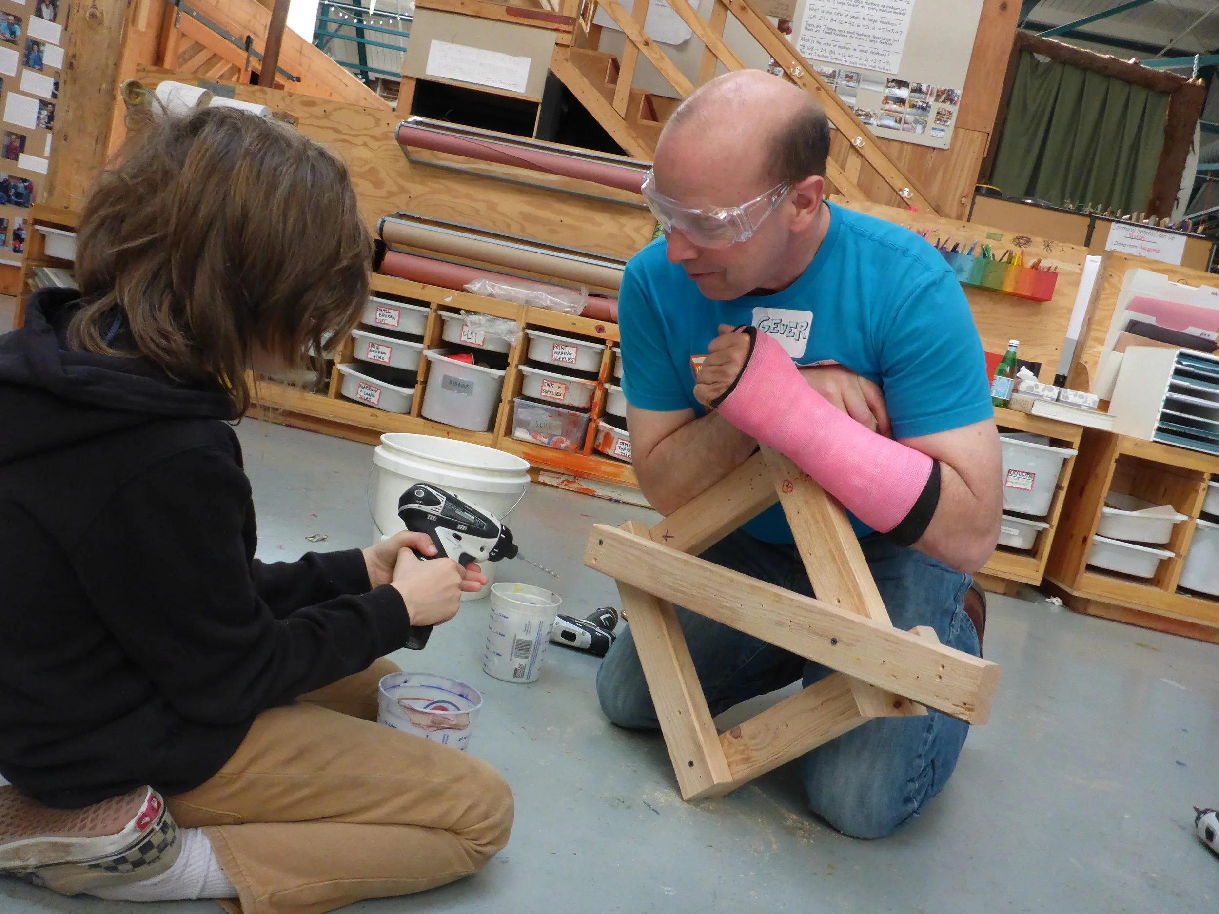 This square is also joined with single screws, but has a diagonal support and only wants to be one shape.