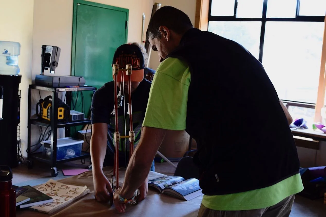 Morgan explains the gravity car model to Carles, our new volunteer from Barcelona. 