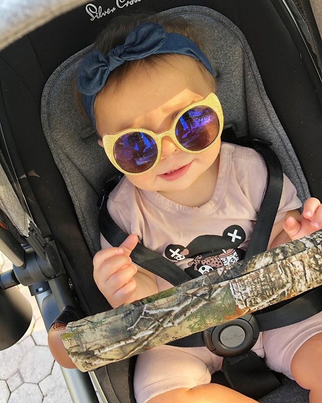 Quarantining in style 🤣 #seriouslytho  #letsgetoutthere #quarantinelife #gettingstircrazy #sunnyflorida #strolling #cuteness #babygirl