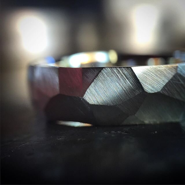 Refraction.
⠀⠀
#weddingring #weddingband #recycledmetal #ecowedding #designerjewelry #alternativebridal #facets #daniellemillerjewelry #riojeweler #instajewelry #instasmithy #instawedding #groom #geology #chiseled #facetring #yeahthatgreenville #made