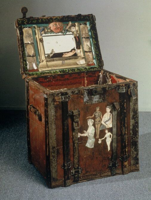    Abraham Linkoln Hall, vaudeville entertainer's trunk, with photographs, lucky charms, and a mirror.&nbsp; 1920s     