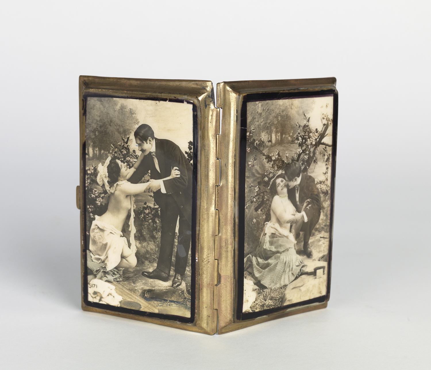    French cigarette case with images on celluloid of an amorous couple.&nbsp; 1900s   