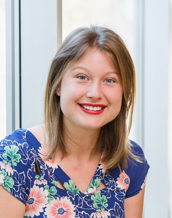 Photo portrait of Laura smiling.