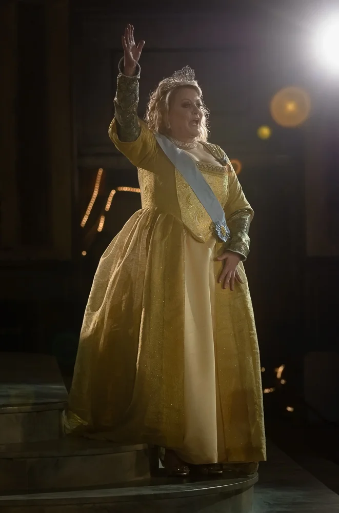 The Queen of Sweden (Deborah Voigt) makes a dramatic entrance.
