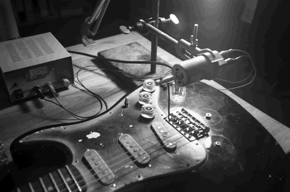 2000, Motor-Guitar