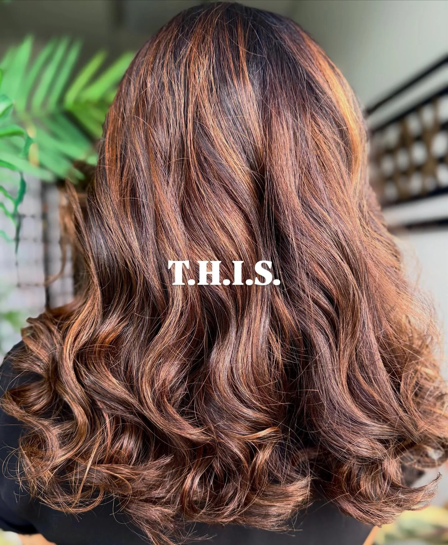 🍂 Fall-ready hair is here! We refreshed with a rich semi-permanent color and styled it into soft beach waves for the perfect seasonal vibe. 🍁✨ Book your autumn transformation at The Hair &amp; Image Studio today! 

@asiaraestylezzz
@thehairandimage