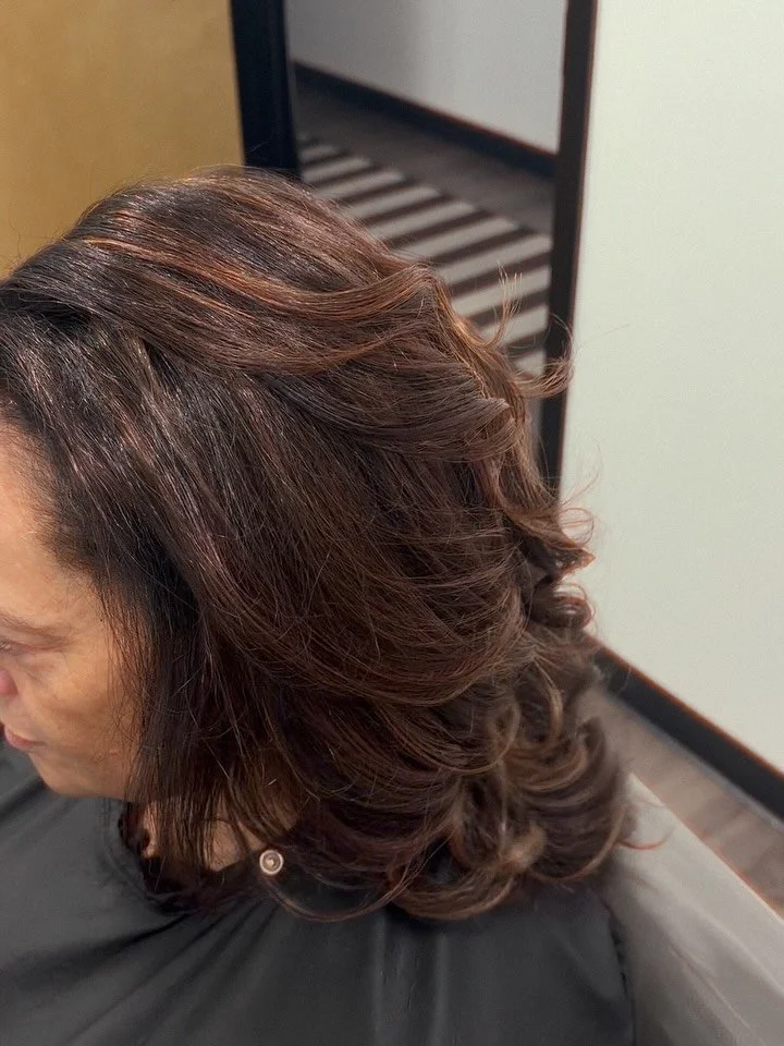 Is your hair needing an extra boost of shine?✨ 

Our #JBeverlyHillsColour is the perfect solution for you!!
#GlossNGo
-
Whether you just want a simple gloss..
or you&rsquo;re ready for a dramatic change..
Our wide variety of colors leaves endless pos