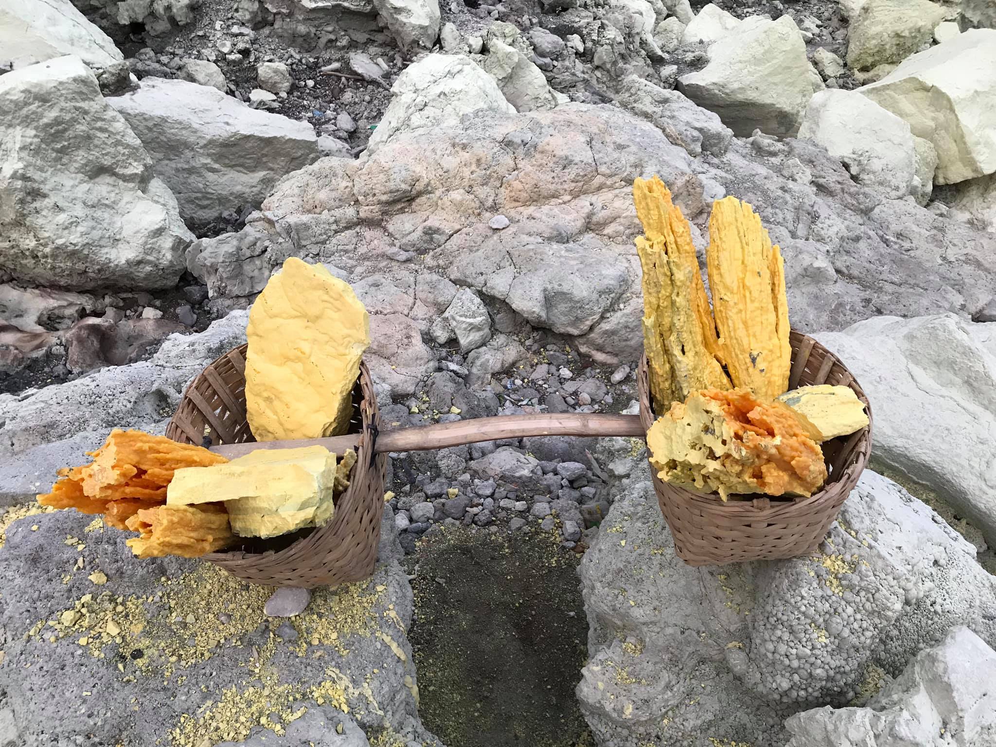 Mt Ijen sulphur basket.jpg