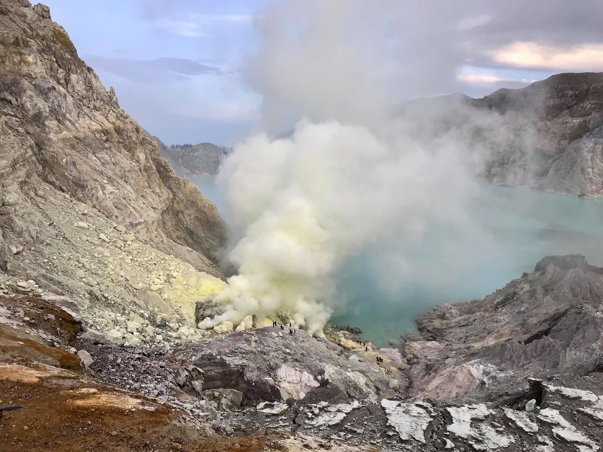 Mt Ijen crater 2.jpg