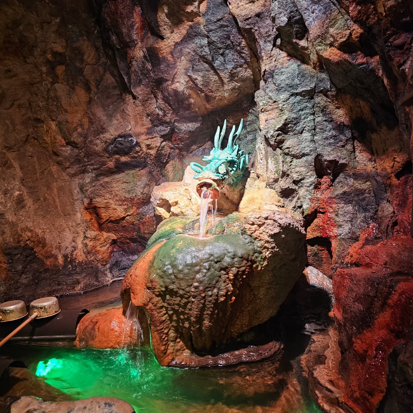 Sandanbeki Cave, a must visit! This massive underground cave beneath the dramatic cliffs located in Shirahama, Wakayama, Japan. Listen to nature's  sound as the powerful pacific waves surge and crashes into the cave. Enjoy a cuppa while soaking in th