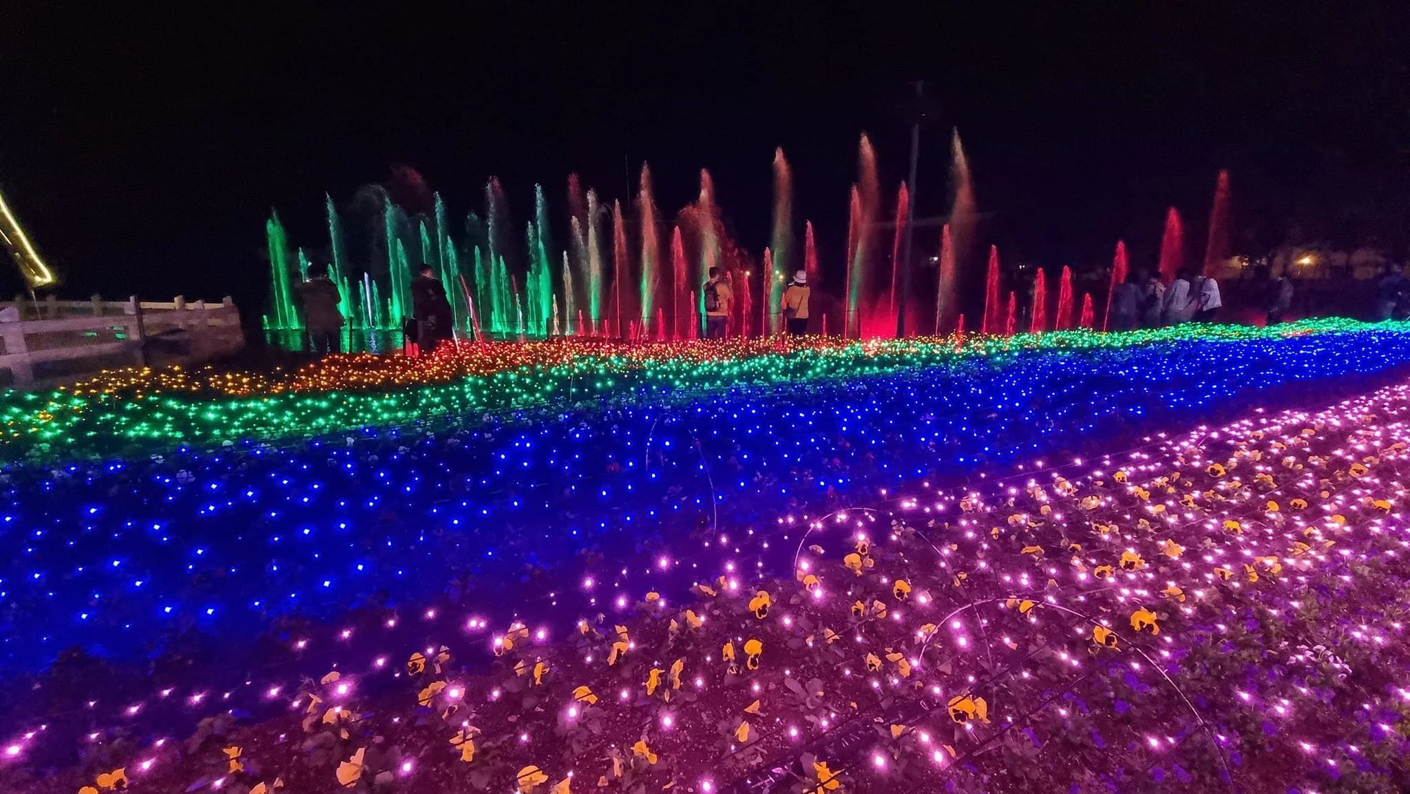 Hui Tens Bosch, Japan's largest theme park located in Sasebo, Nagasaki. Stay a night here and explore the beautiful theme resort with seasonal events. From replicas of historic building, picturesque canals, iconic windmills of 17th century dutch vill