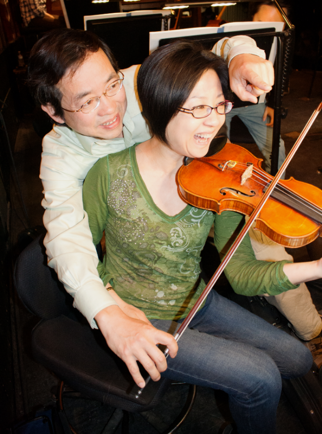 Wen and Ming sharing a stand - and a violin; photo credit, Stephanie Mortimore