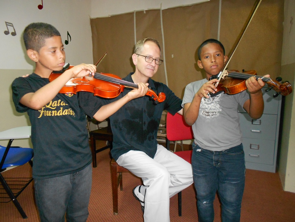 Craig with students in the El Chorrillo neighborhood of Panama City