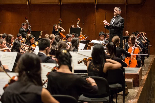 Vincent Lionti conducts the GWYOA Youth Symphony at Avery Fisher Hall; photo by Bob Plotkin