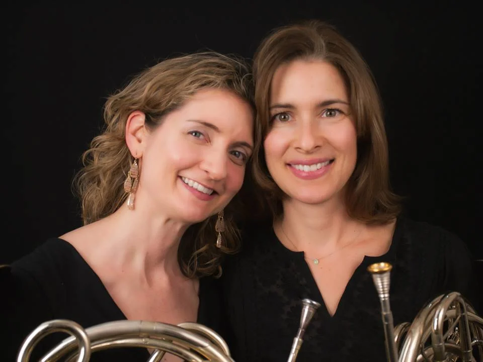 Julia Pilant (L) with fellow hornist Anne Marie Scharer (Photo by Pedro Díaz)
