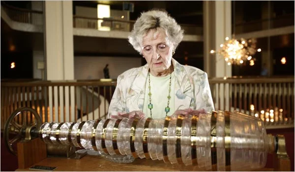 Cecilia at the glass armonica