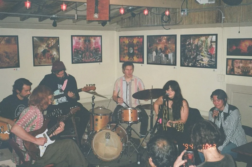 a winter night at Sunnys caught by @joeybeejones 💛