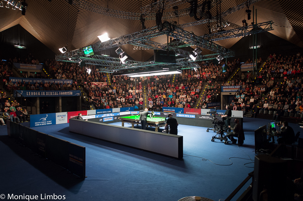 A packed Tempodrom down to one table