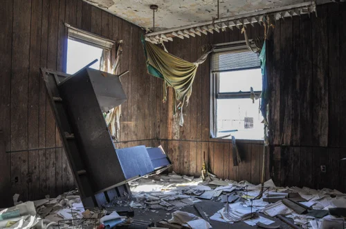4c1589c3fb1cb9a9-AbandonedOffices-WestMemphisAR-2.jpg