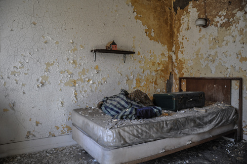 449e06c81ac134b1-AbandonedHotel-HildaleUtah-2-2.jpg