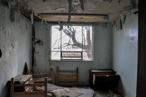 6326c6e0f22d80e7-AbandonedHome-AlenevaAlaska-2.jpg