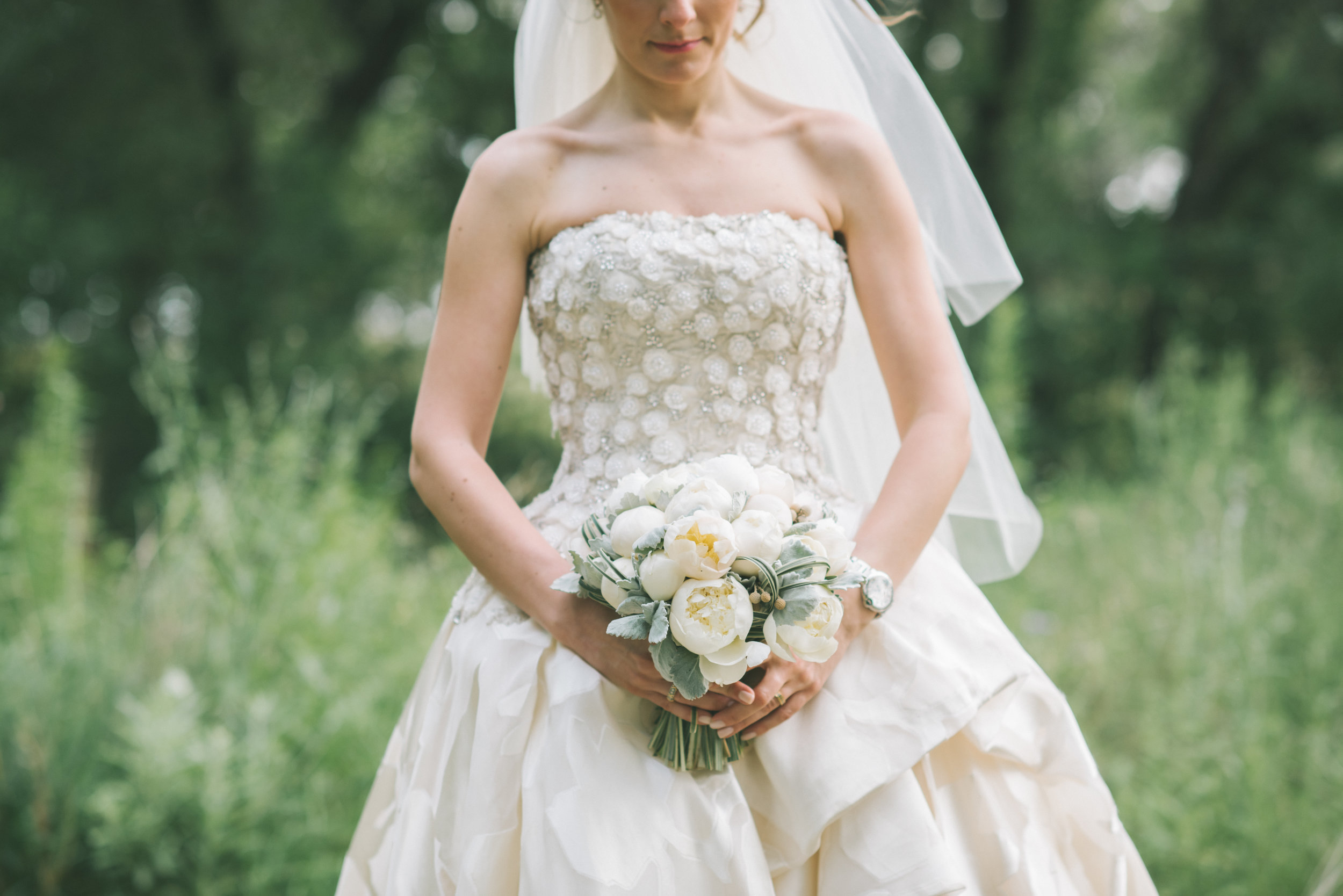  Elegant white peony flower bulb bridal bouquet at Vista West Ranch. Petal Pushers floral event design studio located in Dripping Springs, Texas. 