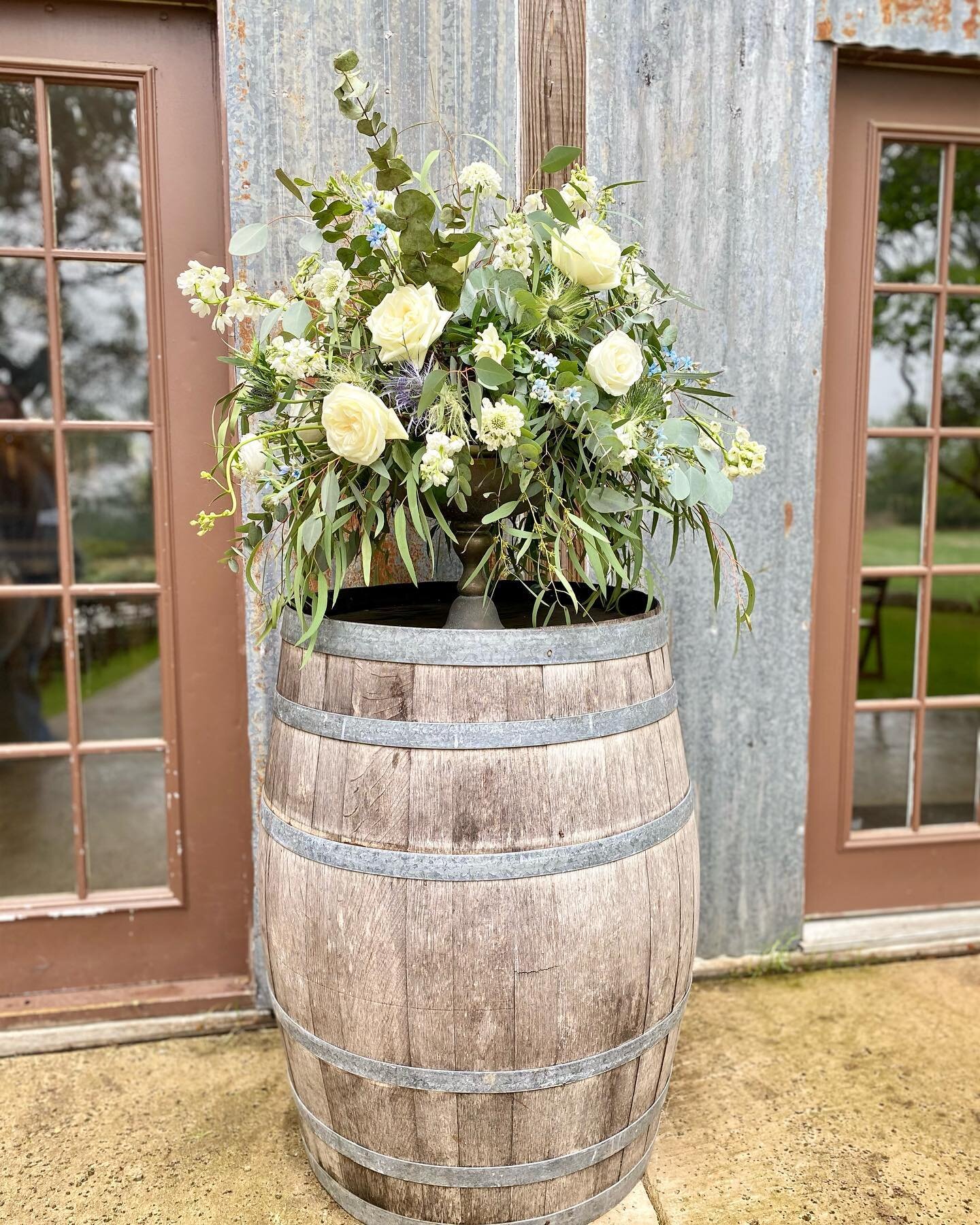 Just a little somethin&rsquo; somethin&rsquo; for a ceremony entry &amp; exit POP
.⠀
.⠀
.⠀
Venue: @vistawestranch 
#florist #weddingflowers #vistawestranch #weddingplanning #austinweddingflorist #summerwedding #austinbride #theknot #texasbride #weddi