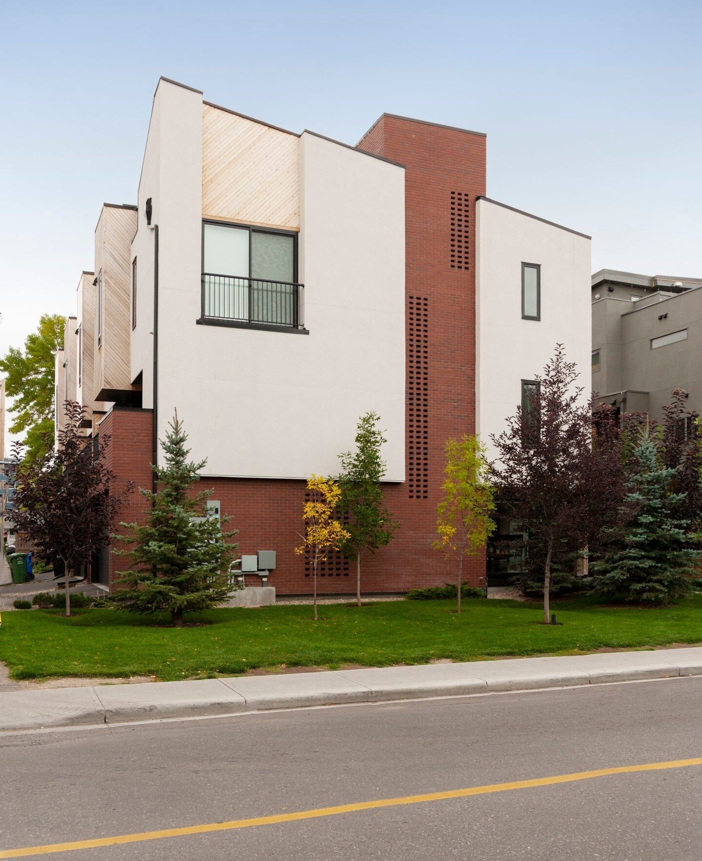 Cliff Bungalow 4 is a four-unit townhouse building in Calgary's Cliff Bungalow community that we designed in collaboration with RNDSQR. The parcel 'faces' west towards 5th Street SW, which is a fairly busy road, but the units are oriented north/south