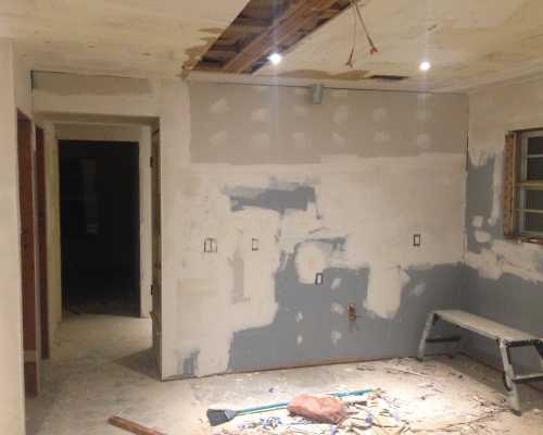 A side shot of the kitchen/hallway. Those LED cans really brighten up the space!