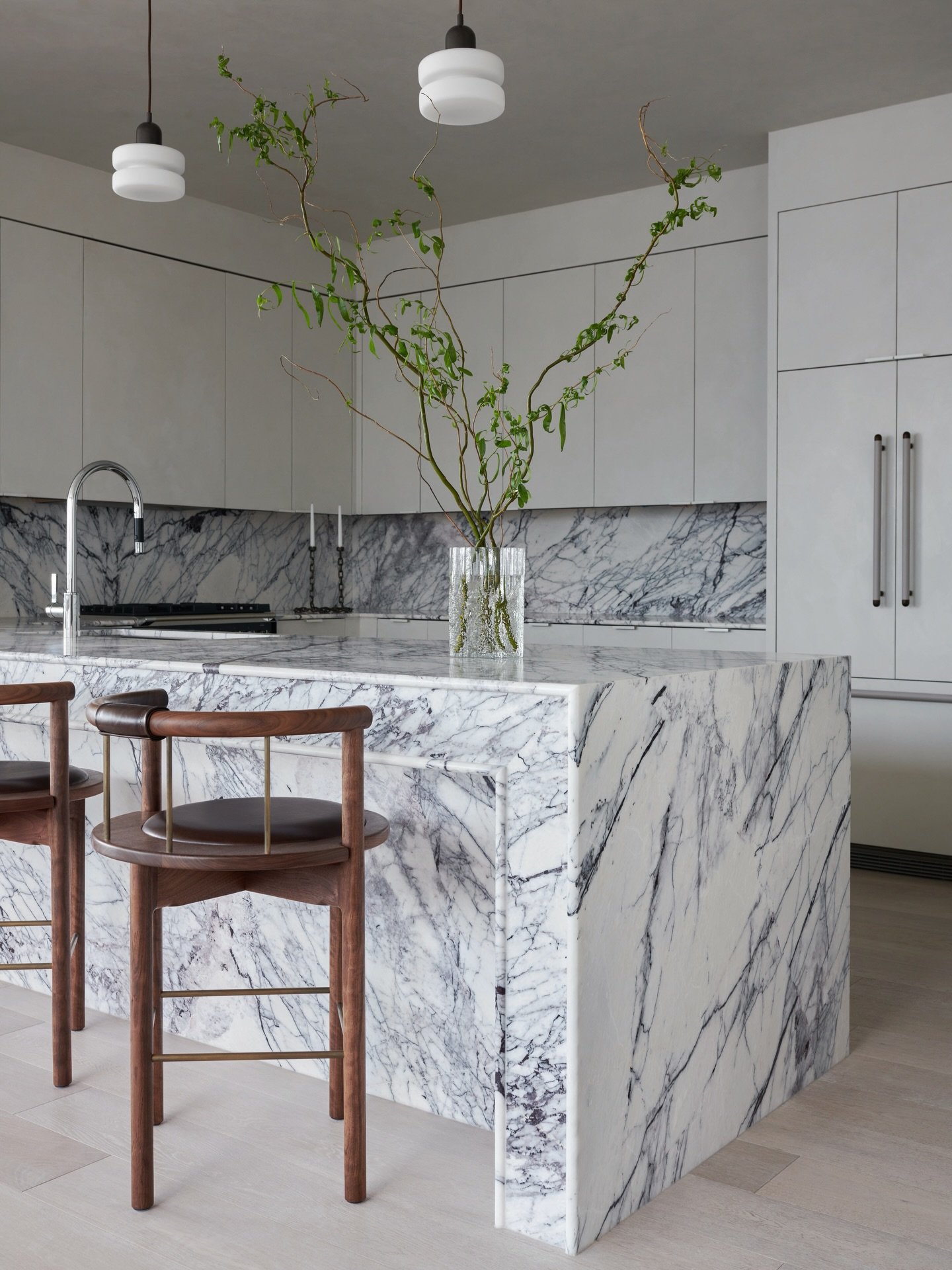 Let all the lilac marble do the work in this beautiful cascading island. Captured by @hannagrankvist