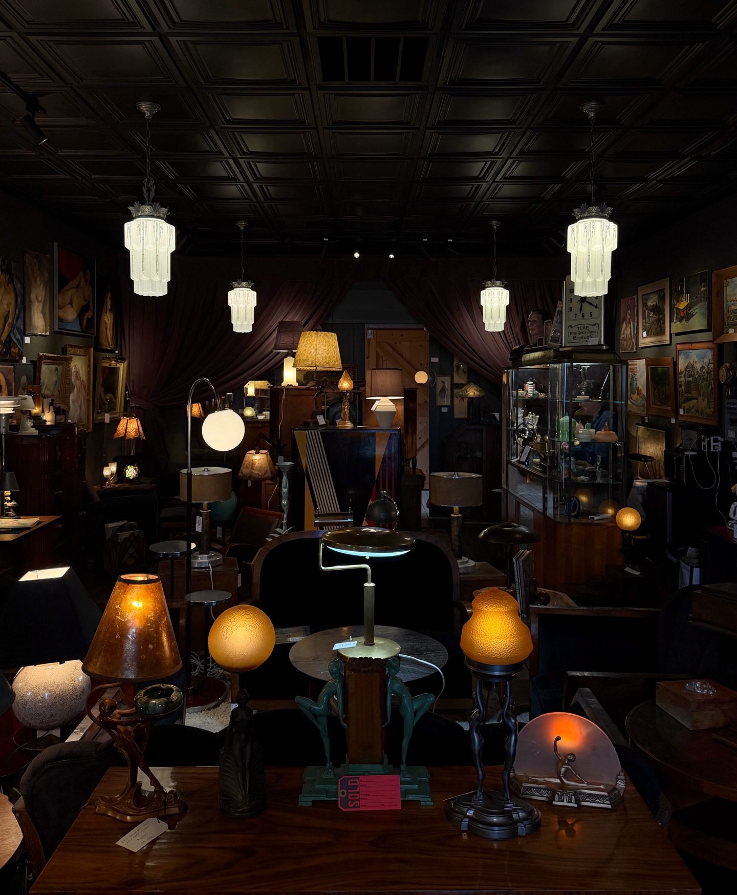 A favorite stomp @sodiumbulbantiques delivering all the Art Deco drama.