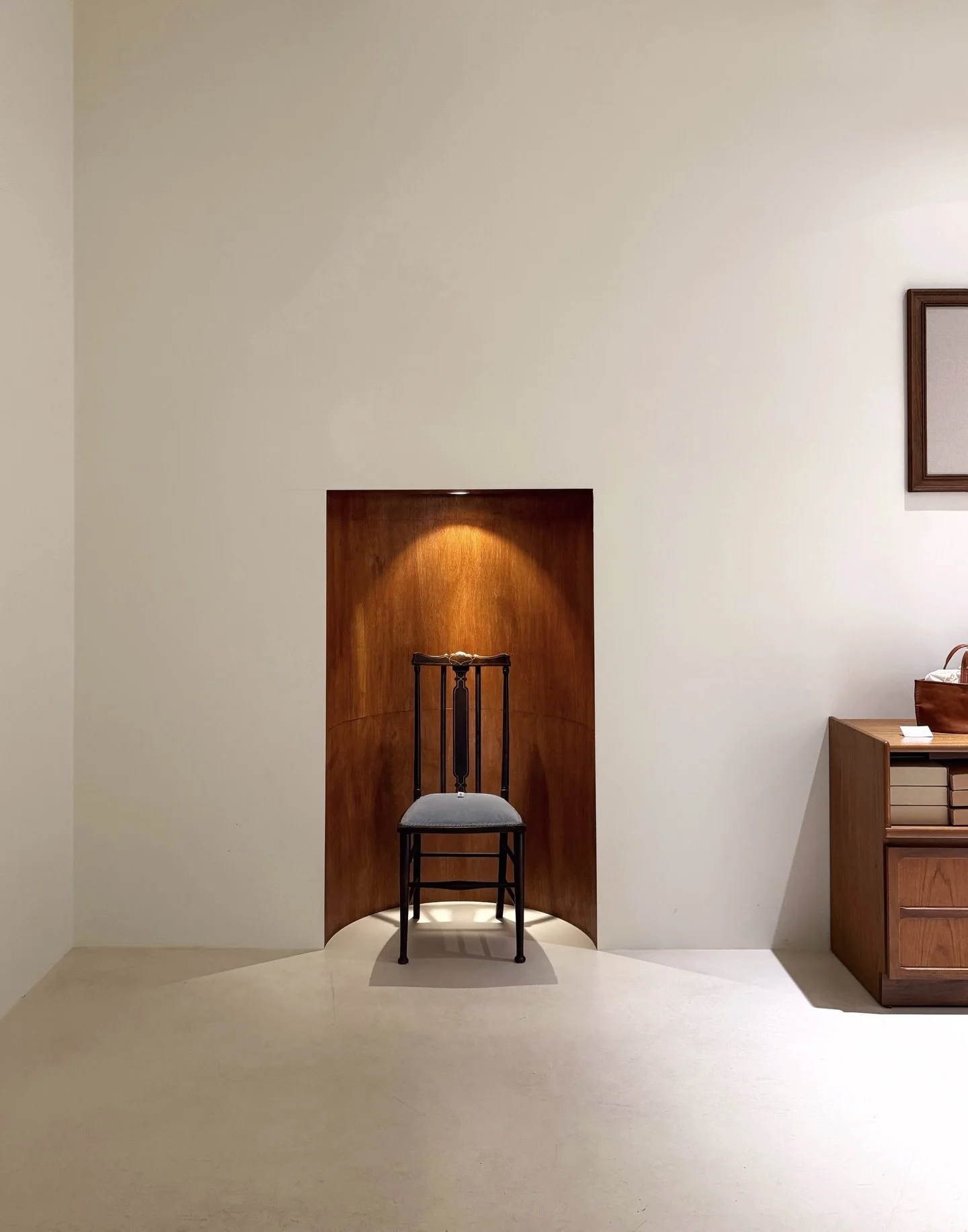 This custom chair nook is so chic to me.