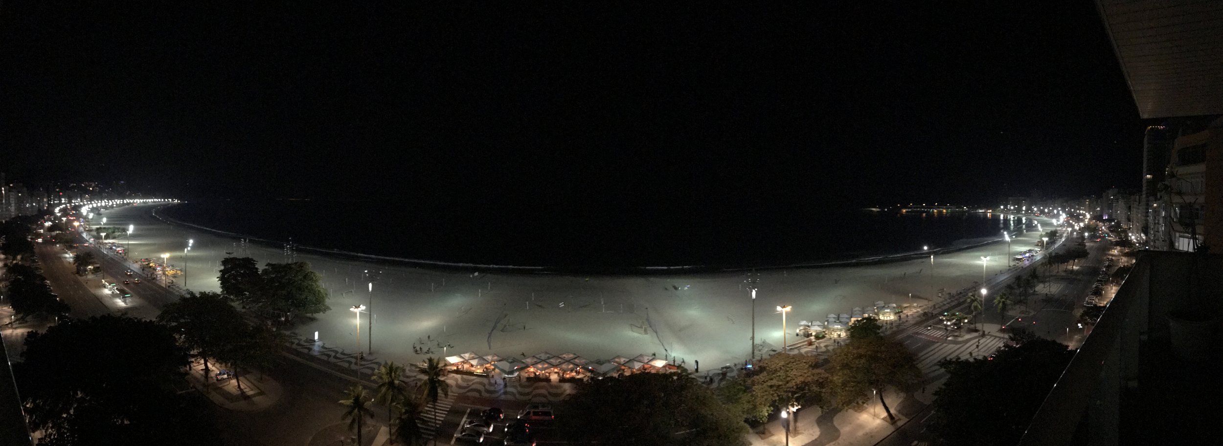  Vista nocturna de Copacabana desde el balcón 