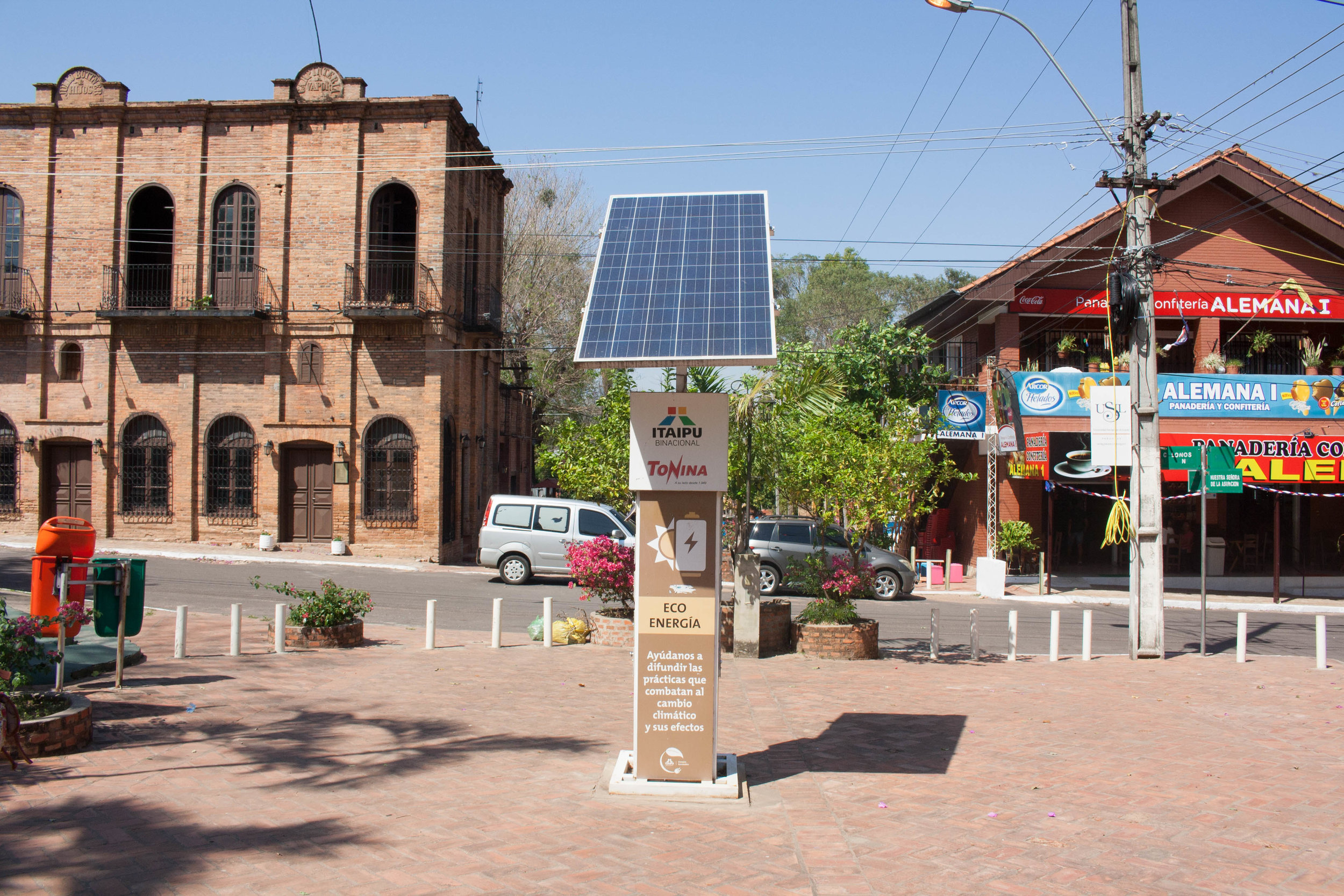  En el centro de la ciudad hay paneles solares  
