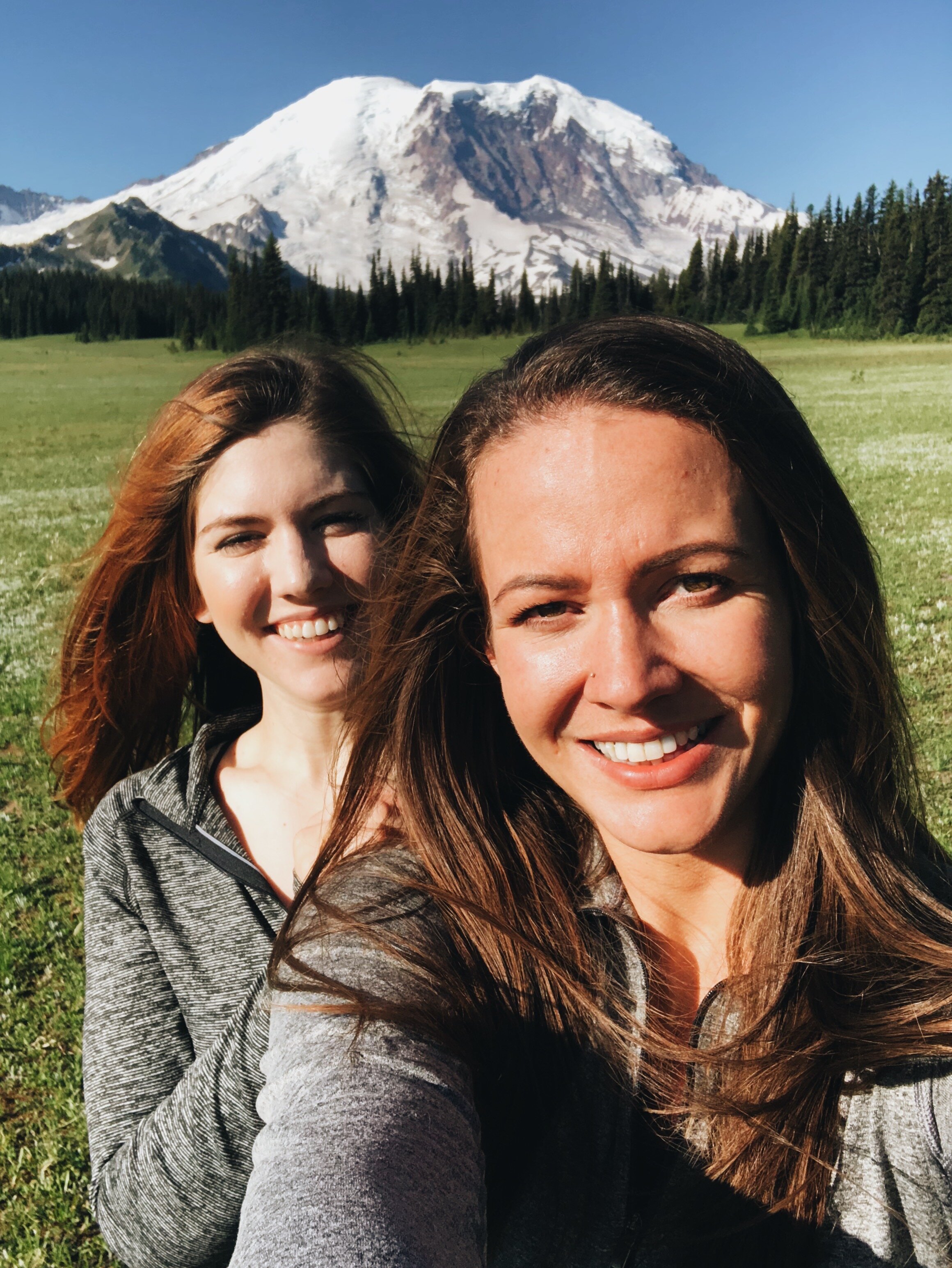  Mount Rainier wedding photographer, Jessi Cavey,&nbsp;hikes with friend near Mount Rainier National Park 