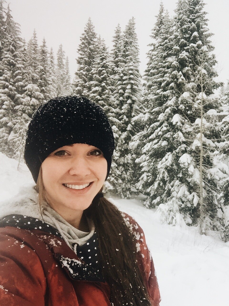  Mount Rainier wedding photographer, Jessi Cavey,&nbsp;enjoys snow in Snoqualmie Pass, Washington. 