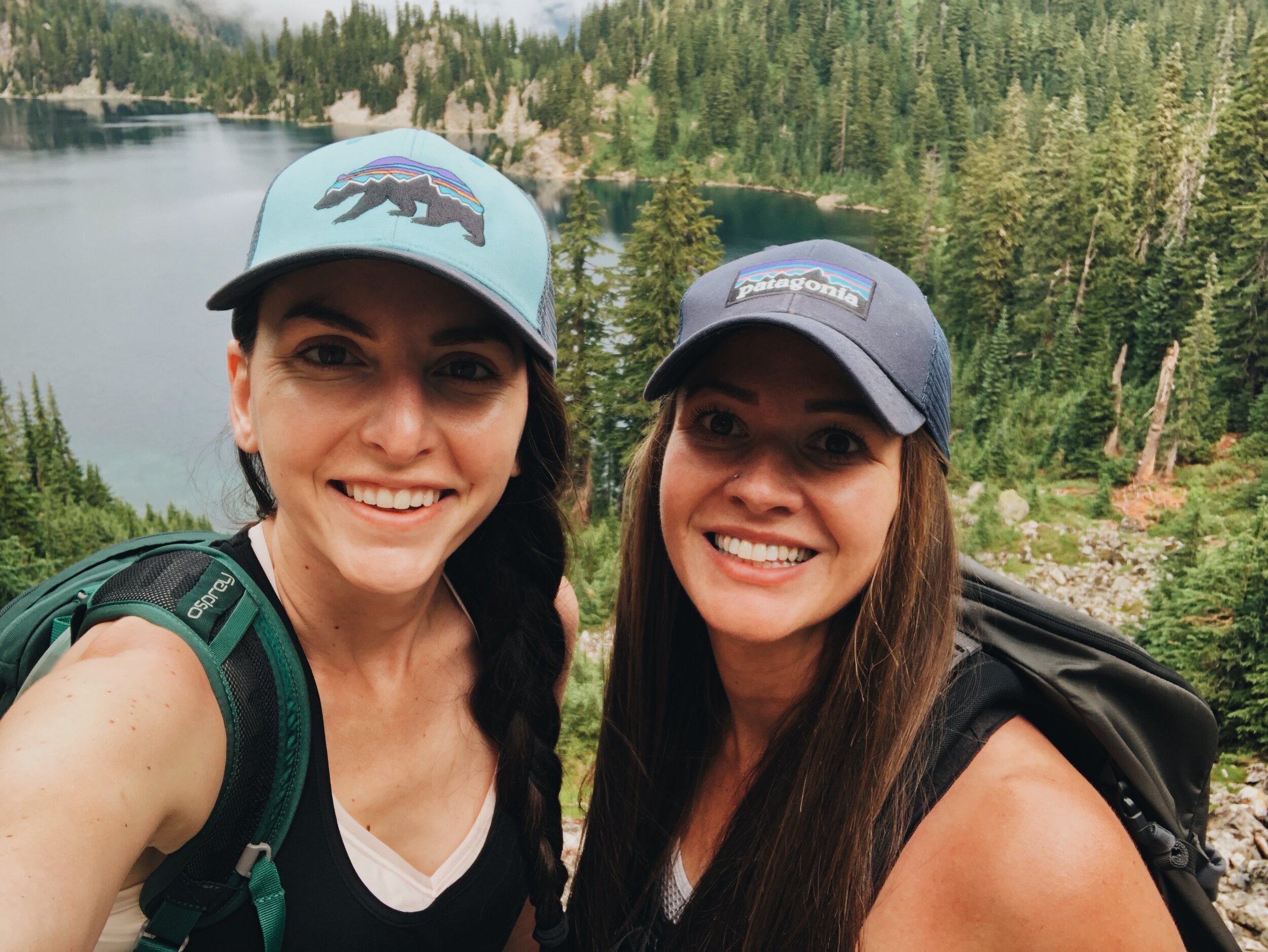  Mount Rainier wedding photographer, Jessi Cavey,&nbsp;hikes Snow Lake with friend in Washington. 