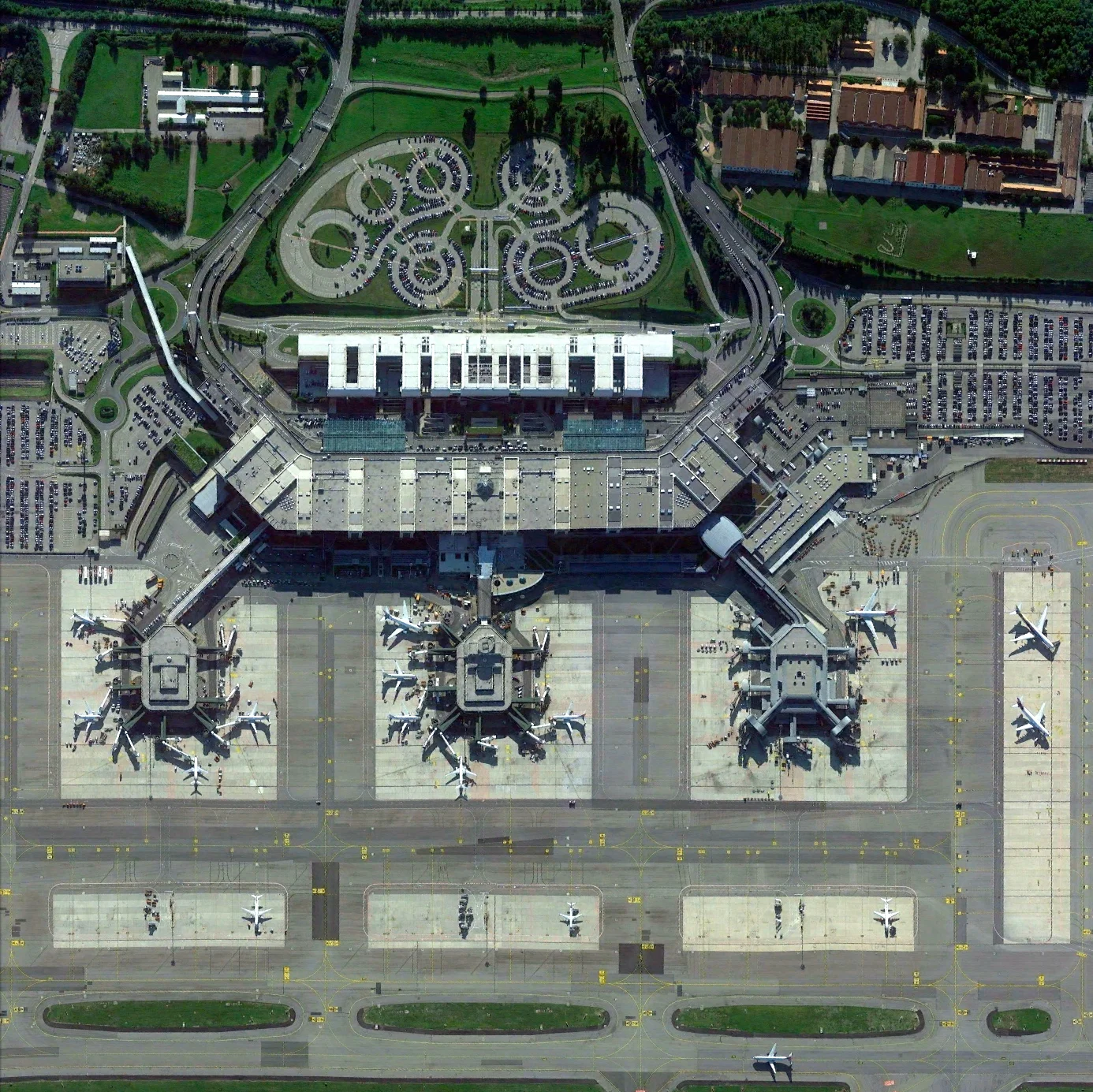 4/26/2015 Milan-Malpensa Airport Ferno, Italy 45°37′48″N 008°43′23″E Milan-Malpensa Airport handles more than 18.8 million passengers and 435,000 tons of cargo every year.