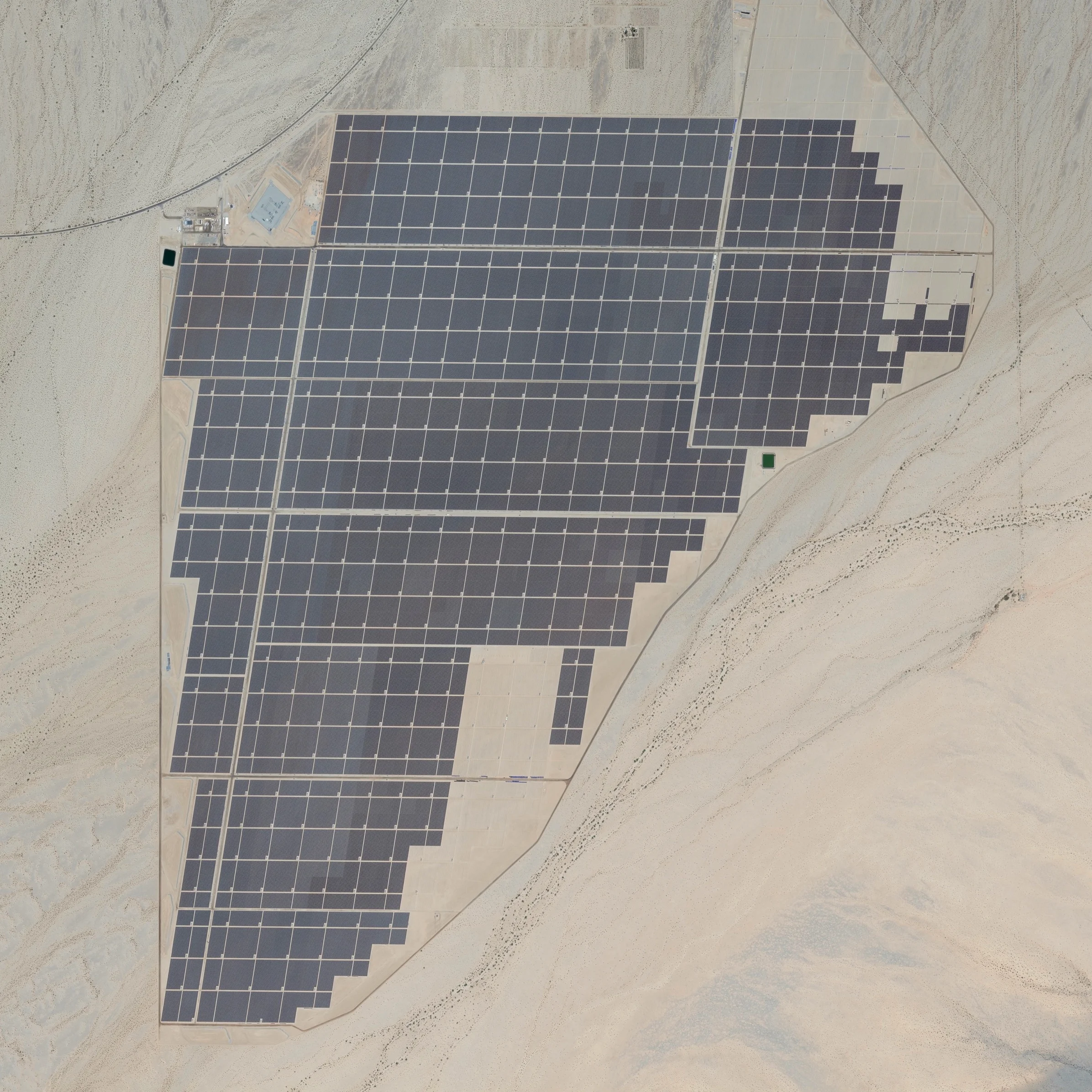 5/2/2015 Desert Sunlight Solar Farm Desert Center, California, USA 33°49′30″N 115°23′30″W The Desert Sunlight Solar Farm is a photovoltaic power station located in the Mojave Desert of California. Covering 6.2 square miles (16 square kilometers) with 8.8 million cadmium telluride solar modules, it is tied for the world’s largest photovoltaic solar power farm.