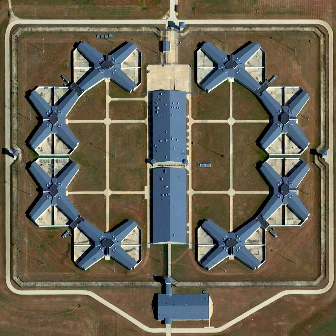 5/7/2015 Thomson Correctional Center Thomson, Illinois, USA 41°58′20″N 90°6′30″W Thomson Correctional Center is maximum security prison located in Thomson, Illinois, USA. The facility has a capacity of 1,600 prisoners that are held within eight cellhouses, surrounded by a 15-foot, 7000 volt electric fence and an additional 12-foot fence covered with razor wire.