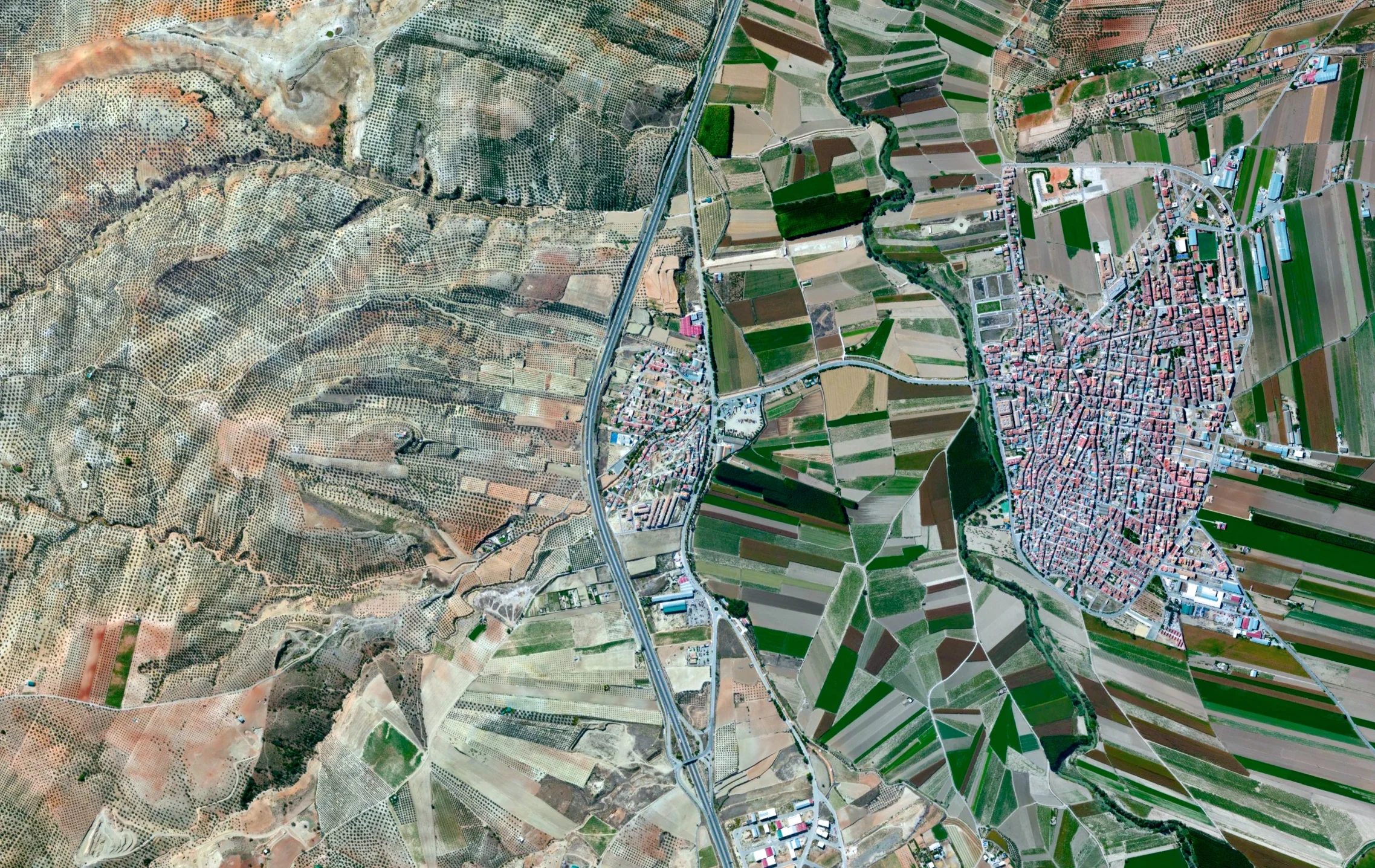 5/27/2015 Agricultural development Huétor-Tájar, Granada, Spain 37°11′41″N 4°02′47″W Agricultural development surrounds Huétor Tájar, a small town located in the province of Granada, Spain. The primary crops grown in the municipality are asparagus and olives.