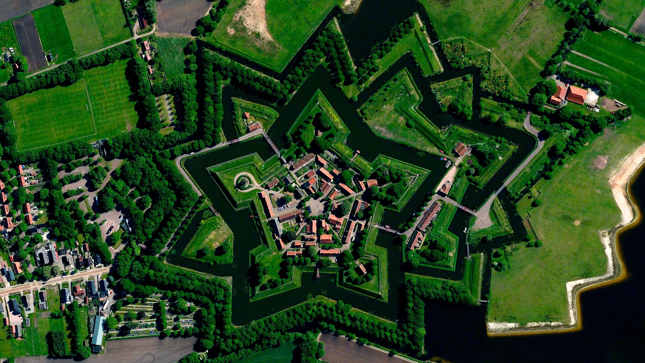 6/9/2015 Bourtange star fort Bourtange, Netherlands 53.0066°N 7.1920°E Bourtange is a "star fort" built in 1593 during the Eighty Years’ War when William I of Orange wanted to control the only road between Germany and the city of Groningen. Star forts were constructed in the manner you see here so that an attack on any of its five walls could be aggressively counteracted from the two adjacent star points.