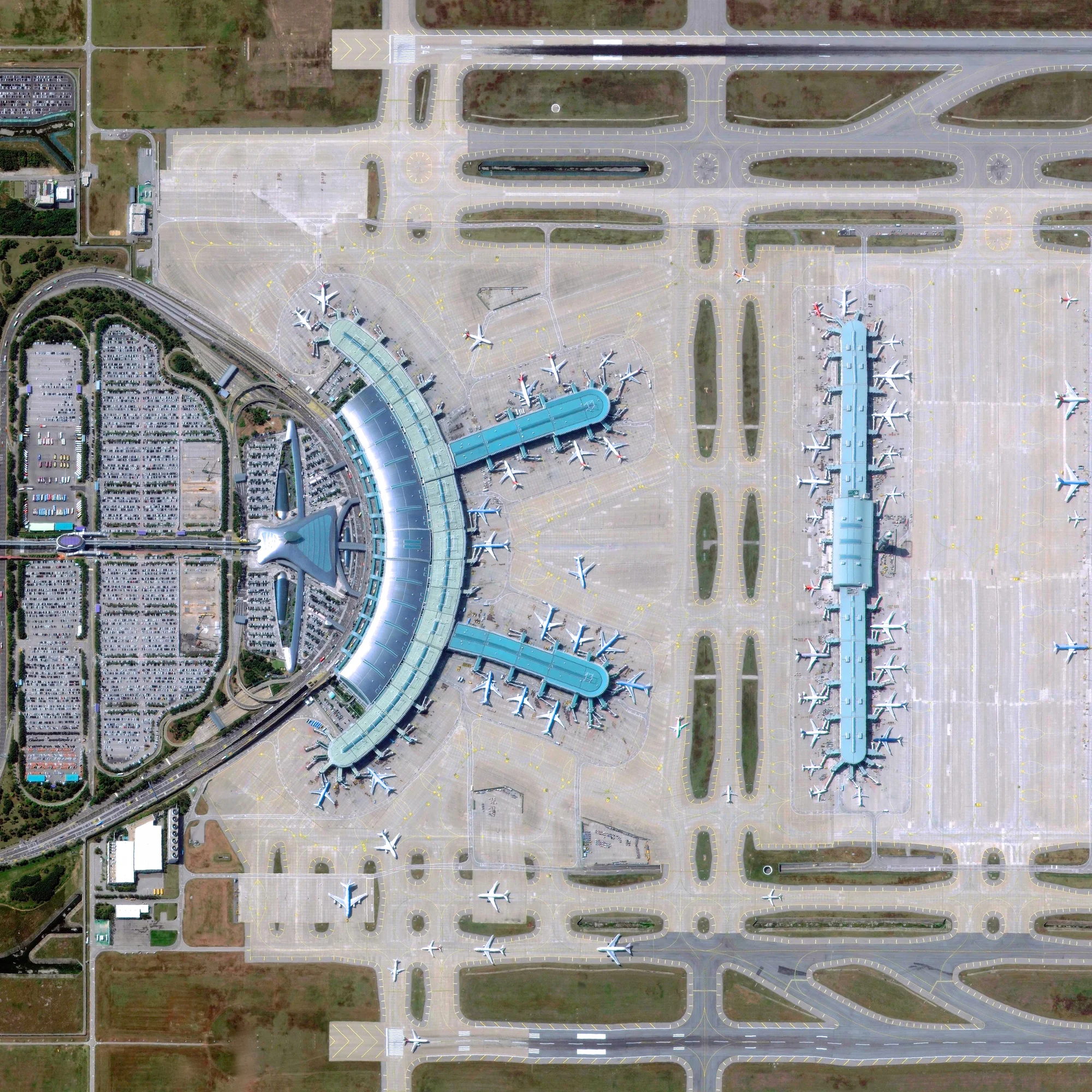 7/9/2015 Incheon International Airport Incheon, South Korea 37°27′48″N 126°26′24″E Incheon International Airport is located thirty miles west of Seoul, South Korea. The airport is one of the busiest in the world (23rd by annual passenger traffic at 47+ million) and also one of the most efficient. Airport authorities claim that the average departure and arrival at Incheon take only 19 minutes and 12 minutes, respectively. These times are significantly lower than the international average of 60 minutes for departures and 45 minutes for arrivals.