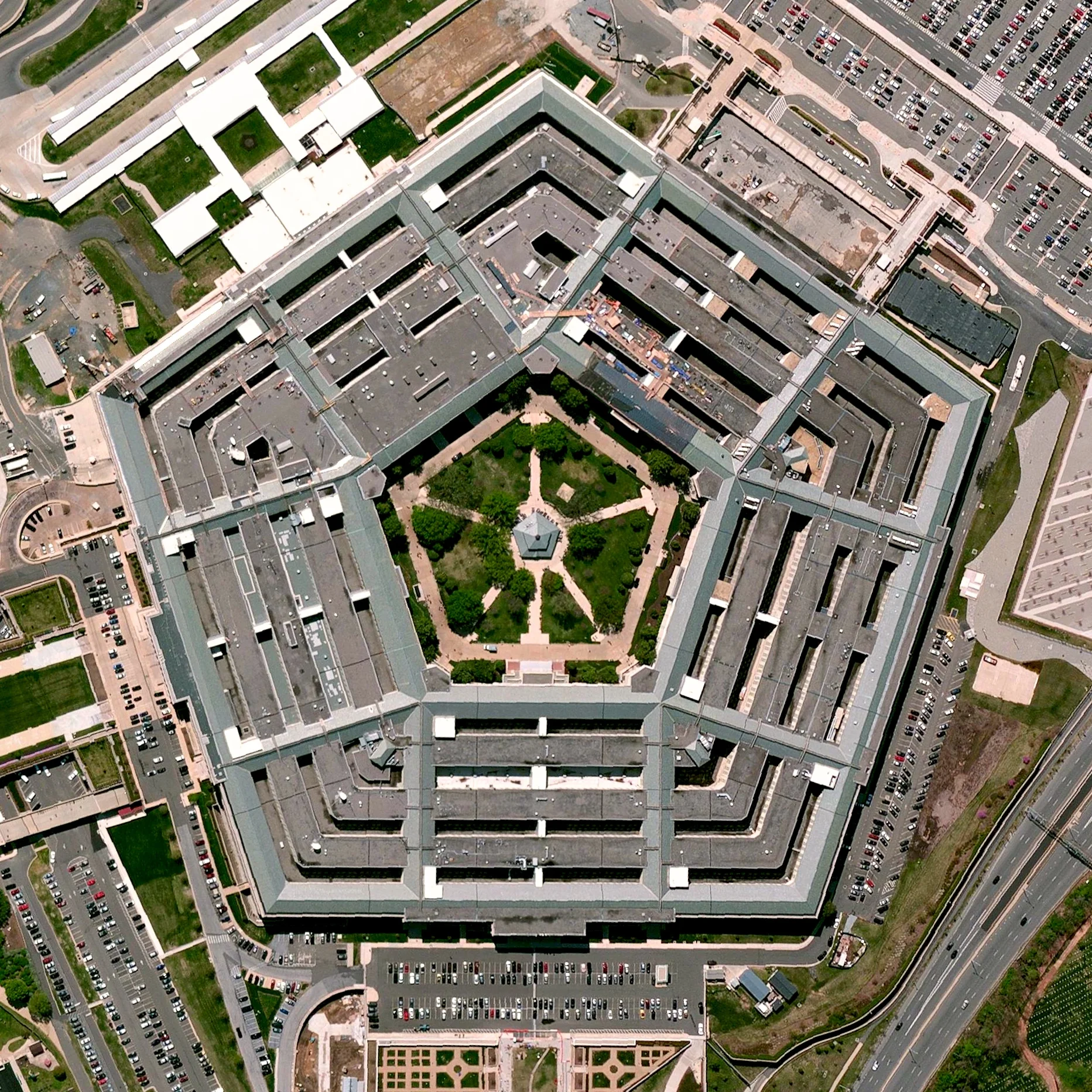 7/18/2015 The Pentagon Arlington County, Virginia, USA 38°52′15.56″N 77°3′21.46″W The Pentagon is the headquarters of the United States Department of Defense, located in Arlington County, Virginia, USA. The building has five sides, five floors above ground, and five ring corridors on each floor that have a combined length of 17.5 miles.