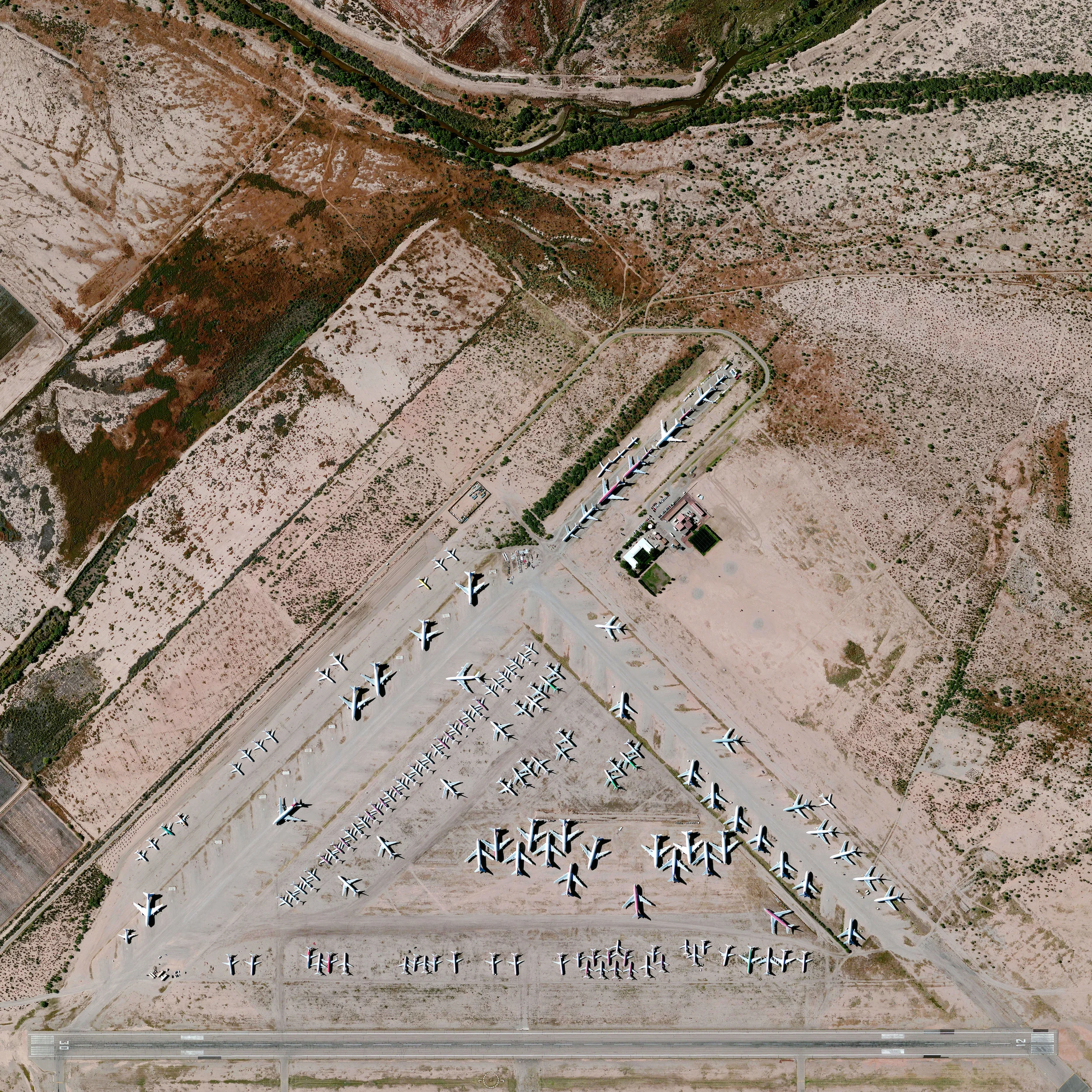 9/25/2015 Pinal Airpark Marana, Arizona, USA 32.505891169°, -111.330163742° Pinal Airpark is located in Marana, Arizona, United States. The facility primarily functions as a boneyard for hundreds of civilian commercial aircraft because the area's dry, desert climate reduces corrosion. The site, which was constructed in 1942, opened up for public viewing for the first time this past year.